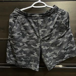 Mens Lululemon athletic shorts size small in camouflage color